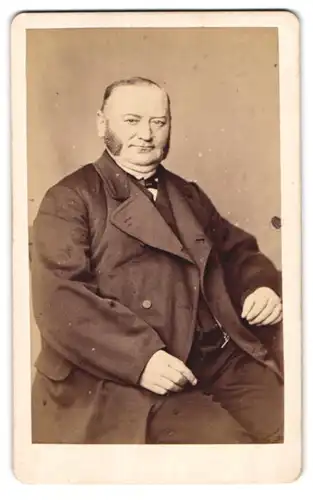 Fotografie Otto Joop, Hamburg, Admiralität-Str. 3-4, korpulenter Herr im dunklen Anzug mit gepflegten Koteletten