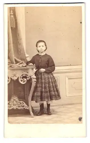 Fotografie F. Benckert, Halle a. S., Gr. Ulrichstr. 28, niedliches Mädchen im karierten Kleid mit Bolero, Ohrringe