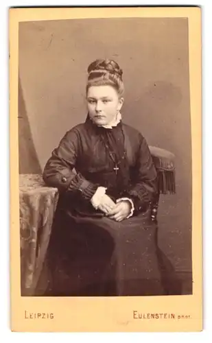 Fotografie Eulenstein, Leipzig, Zeitzer-Str. 34, junge Frau im dunklen Biedermeierkleid mit Hochsteckfrisur
