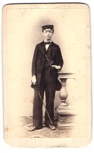 Fotografie Bernhard Porth, Dresden, Moritzallee 11, Portrait junger Knabe im Anzug mit Flanierstock und Schirmmütze