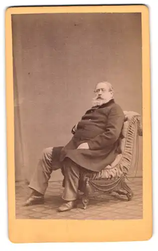 Fotografie E. von Bequelin, Frankfurt a. O., Tuchmacher-Str. 52, korpulenter Herr im Anzug sitzt auf einem Sessel