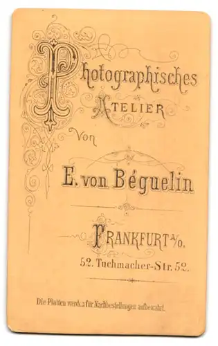 Fotografie E. von Bequelin, Frankfurt a. O., Tuchmacher-Str. 52, korpulenter Herr im Anzug sitzt auf einem Sessel