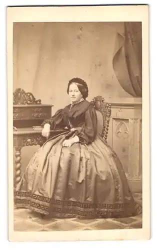 Fotografie G. Bradel, Bautzen, Thaterplatz, Portrait ältere Dame im reifrock Kleid mit Kopfschmuck