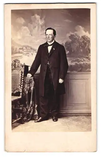 Fotografie Rocksch & Müller, Dresden, a, Postplatz, Portrait Herr im Anzug mit Zylinder hinter dem Stuhl posiert