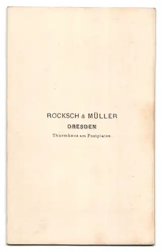 Fotografie Rocksch & Müller, Dresden, a, Postplatz, Portrait Herr im Anzug mit Zylinder hinter dem Stuhl posiert