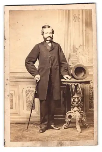 Fotografie unbekannter Fotograf und Ort, Herr im Anzug mit Flanierstock und Zylinder trägt gepflegten Backenbart
