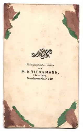 Fotografie M. Kriegsmann, Flensburg, Nordermarkt 49, Dame im Biedermeierkleid mit Damenhut in der Hand am Sekretär