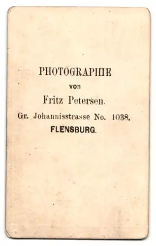 Fotografie Fritz Petersen, Flensburg, Gr. Johannisstr. 1038, Portrait junger blonder Knabe im Anzug posiert im Atelier