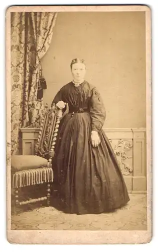 Fotografie Fritz Petersen, Flensburg, Gr. Johannisstr. 1038, junge Frau im dunklen Kleid mit Brosche