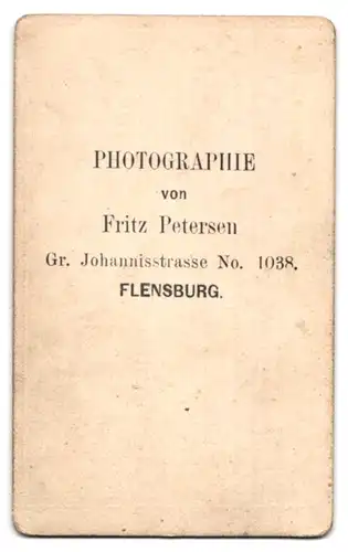 Fotografie Fritz Petersen, Flensburg, Gr. Johannisstr. 1038, junge Frau im dunklen Kleid mit Brosche