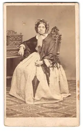 Fotografie Georg Maerkl, Wien, Lange Gasse 43, Portrait ältere Dame im hellen karierten Kleid mit Haube und Überwurf