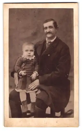 Fotografie Joh. Laa, Wien, Oppelgasse 5, Portrait Vater im Anzug mit seinem Kind auf dem Schoss