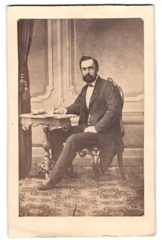 Fotografie unbekannter Fotograf und Ort, Portrait Herr D. Ferd. Buchholz im Anzug mit Vollbart, 1861