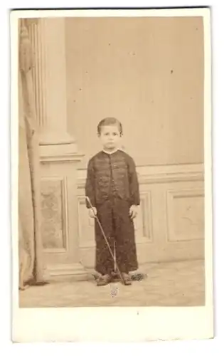 Fotografie F. Benckert, Halle a. S., Gr. Ulrichstr. 28, niedlicher kleiner Knabe im Anzug mit Spazierstock in der Hand