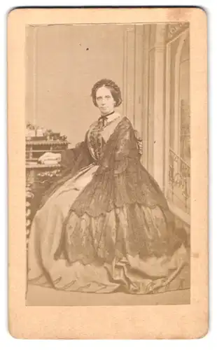 Fotografie Franz Meyer, Schwedt a. O., Portrait junge Dame im reifrock Kleid mit Tüllüberwurf udn Haube