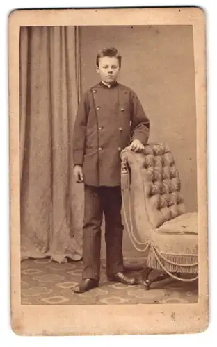 Fotografie C. Schlüter, Goslar, Breitestr. 101, Portrait junger Knabe L. Bartch im Anzug stehend an einer Couch
