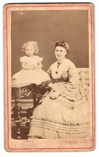 Fotografie Franz Boden, Glatz, Portrait Mutter im Biedermeierkleid mit ihrer 1 jährigen blonden Tocher im Atelier