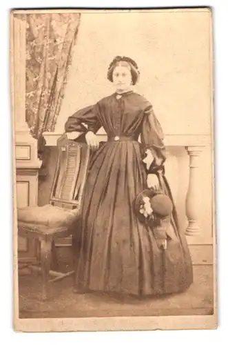 Fotografie unbekannter Fotograf und Ort, Portrait Dame im Biedermeierkleid mit Kopfschmuck und Hut in der Hand