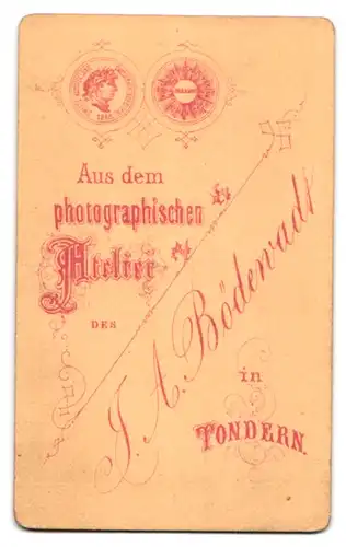 Fotografie J. A. Bödenvadt, Tondern, junge Dänin im schlichten Kleid sitzend am Tisch