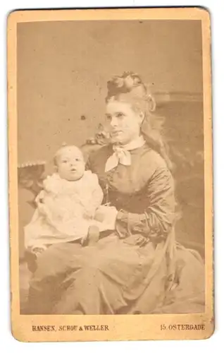 Fotografie Hansen Schou & Weller, Kopenhagen, Östergade 15, junge Mutter mit ihrem Kind auf dem Schoss, Mutterglück