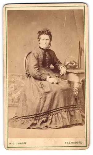 Fotografie H. Eilmann, Flensburg, Angelburger-Str. 645, ältere Dame im Biedermeierkleid mit Kopfschmuck
