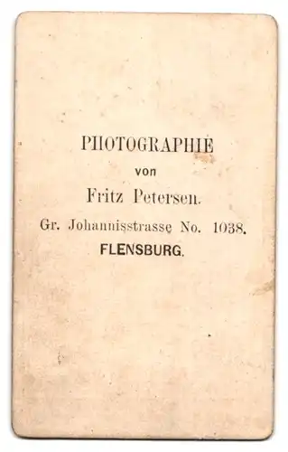 Fotografie Fritz Petersen, Flensburg, Gr. Johannisstr. 1038, Herr im schlichten Anzug mit Hut in der Hand