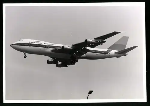 Fotografie Flugzeug Boeing 747 Jumbojet, Passagierflugzeug Overseas National