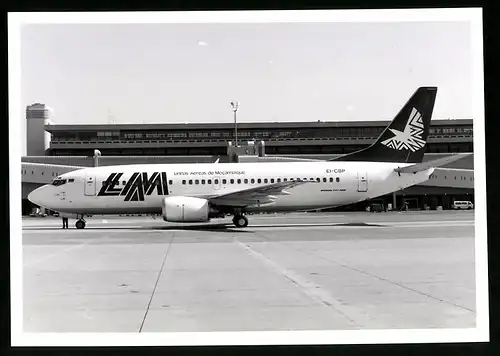 Fotografie Flugzeug Boeing 737, Passagierflugzeug der LAM Linhas Aereas de Mocambique, Kennung EI-CBP