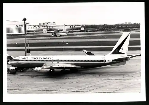 Fotografie Flugzeug Boeing 707, Passagierflugzeug der Lloyd International, Kennung G-AYRZ