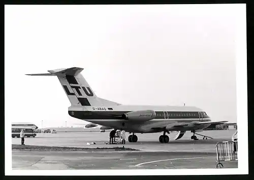 Fotografie Flugzeug Fokker 100, Passagierflugzeug der LTU, Kennung D-ABAQ