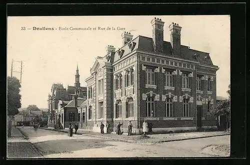 AK Doullens, Ecole Communale et Rue de la Gare