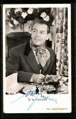 AK Schauspieler O. W. Fischer im edlen Outfit, Autograph