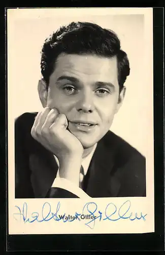 AK Schauspieler Walter Giller mit fragendem Blick, Autograph