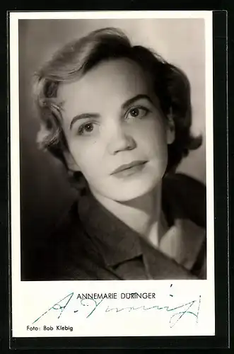 AK Schauspielerin Annemarie Düringer in Gedanken versunken, Autograph