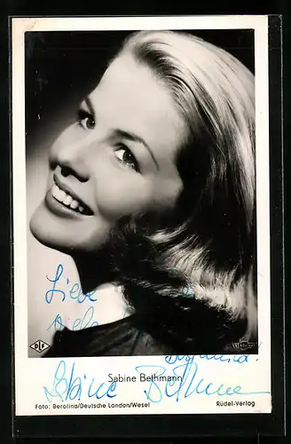 AK Schauspielerin Sabine Bethmann mit schönem Lächeln, Autograph