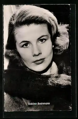 AK Schauspielerin Sabine Bethmann im Pelzmantel, Autograph