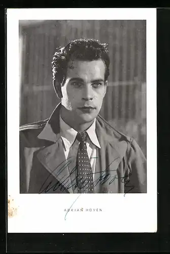 AK Schauspieler Adrian Hoven in Anzug und Mantel, Autograph