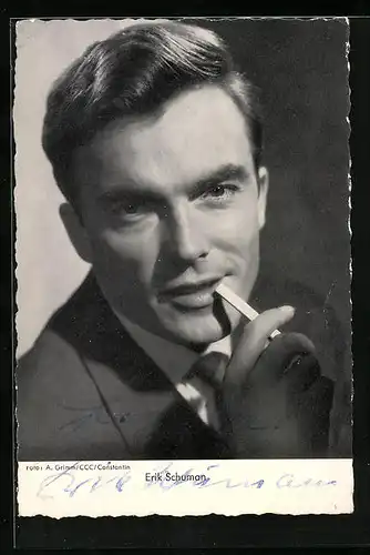 AK Schauspieler Erik Schuman mit Zigarette im Mund, Autograph