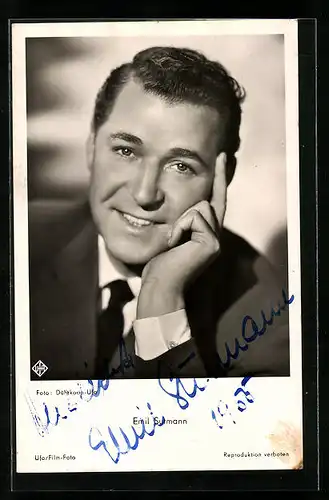 AK Schauspieler Emil Surmann in die Kamera lächelnd, Autograph