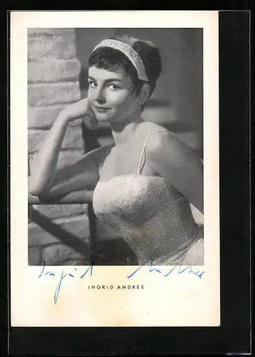 AK Schauspielerin Ingrid Andrée im schulterfreien Kleid mit reizendem Lächeln, Autograph