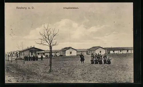 AK Neuburg a. D., Kriegsbaracken mit Soldaten