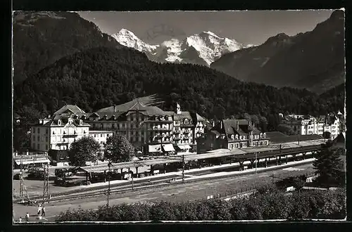 AK Interlaken, Ortspartie mit Bahnhof, Mönch und Jungfrau