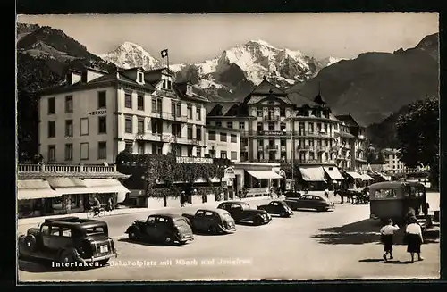 AK Interlaken, Bahnhofplatz mit Mönch und Jungfrau