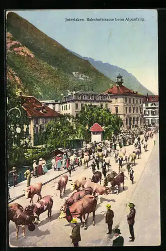 AK Interlaken, Bahnhofstrasse beim Alpaufzug