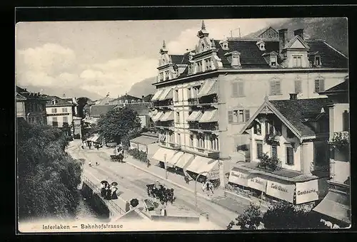 AK Interlaken, Bahnhofstrasse mit Café von Ed. Weber und Geschäften