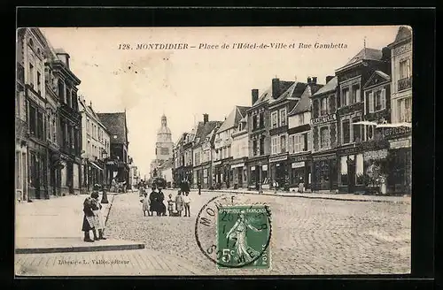 AK Montdidier, Place de l`Hôtel-de-Ville et Rue Gambetta