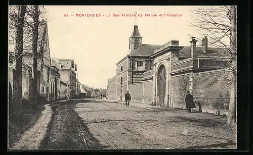 AK Montdidier, La Rue Armand de Vienne et l`Hospice