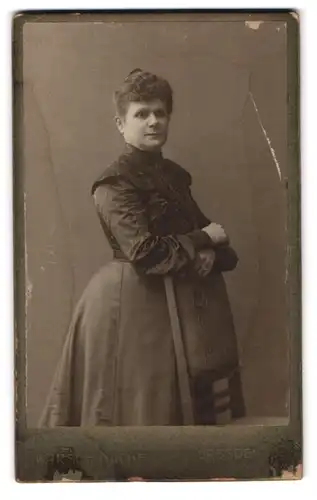 Fotografie Karsch, Dresden, Antonstrasse 2, Bürgerliche Frau im taillierten Kleid