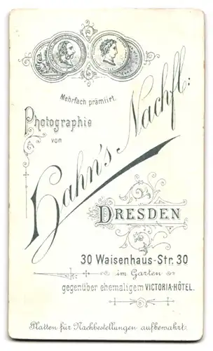 Fotografie Hahn, Dresden, Waisenhaus Strasse 30, Bürgerliche Frau im samtenen Kleid