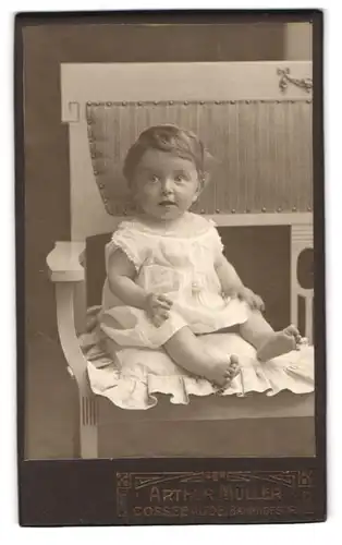 Fotografie Arthur Müller, Cossebaude, Bahnhofstrasse, Kindchen mit aufgewecktem Blick